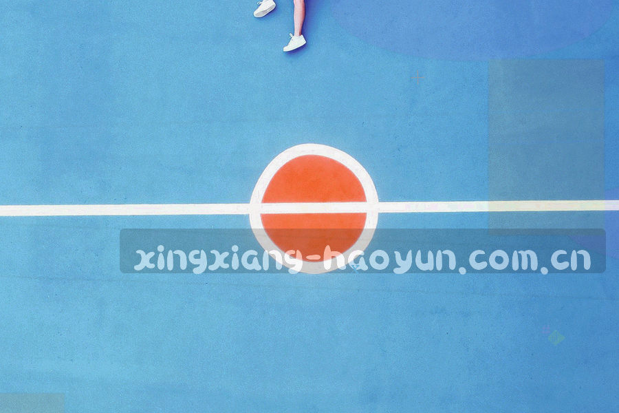 摊开的表格纸张与一支笔的俯拍特写